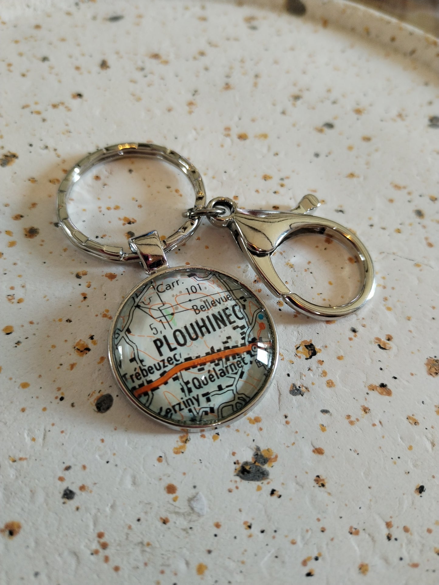 Porte-clé Plouhinec – Carte routière recyclée | Souvenir de Bretagne