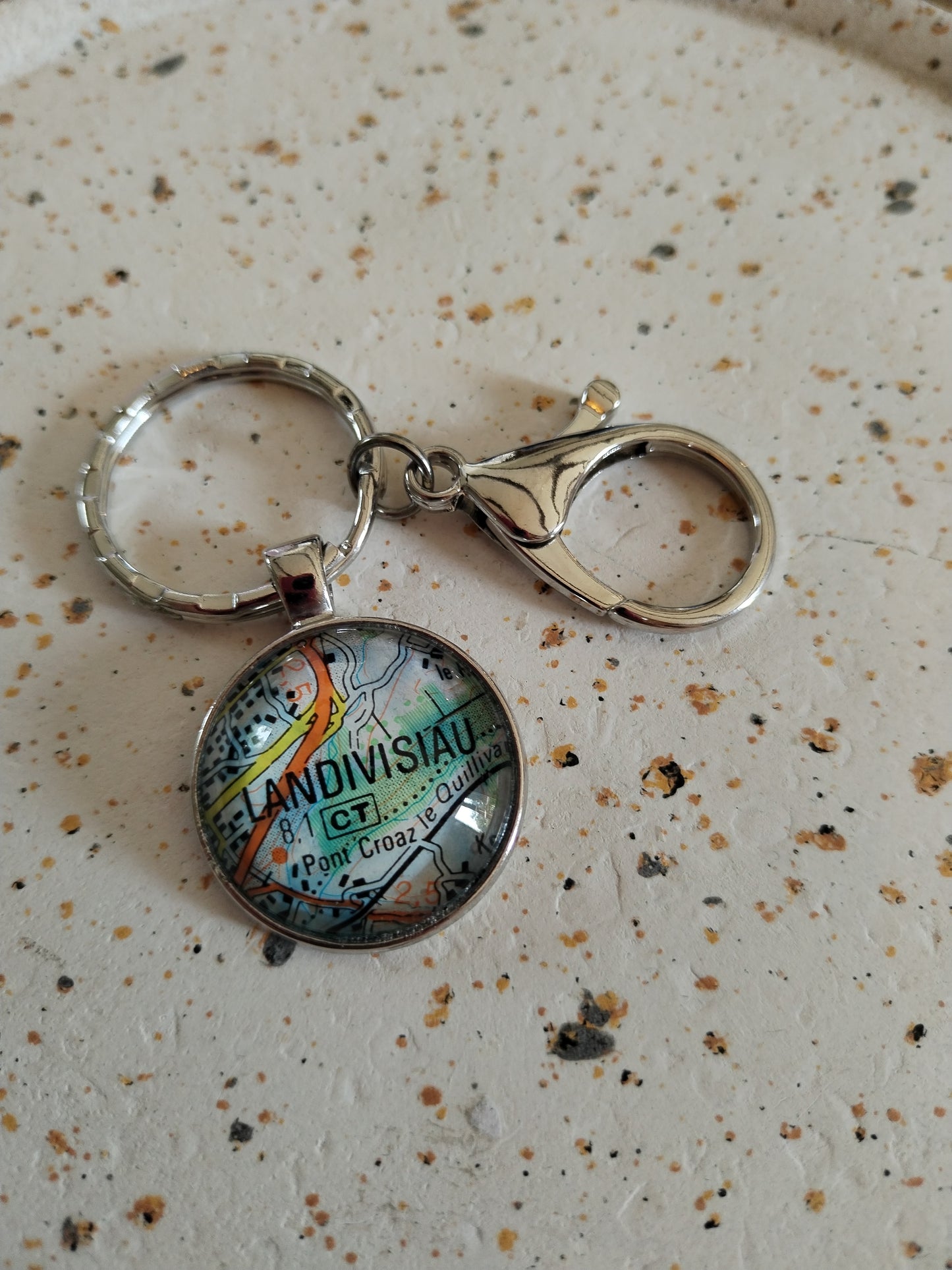 Porte-clé personnalisé Landivisiau| Carte routière recyclée | Cadeau Bretagne