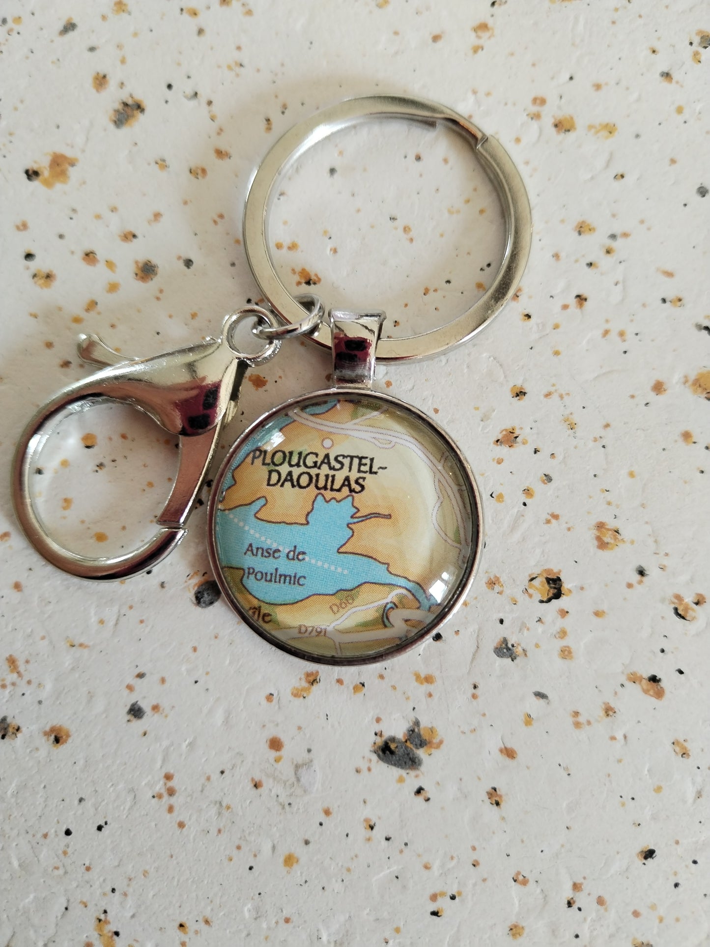 Porte-clé Plougastel– Carte routière recyclée | Souvenir de Bretagne