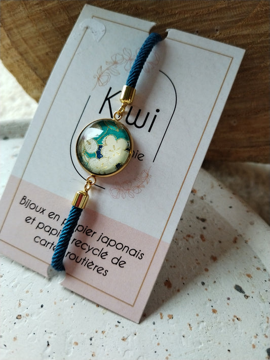 Bracelet réglable en coton vert- cabochon turquoise fleur blanche