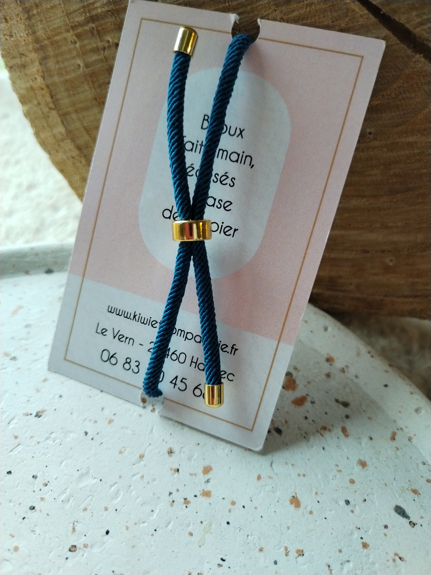 Bracelet réglable en coton vert- cabochon turquoise fleur blanche