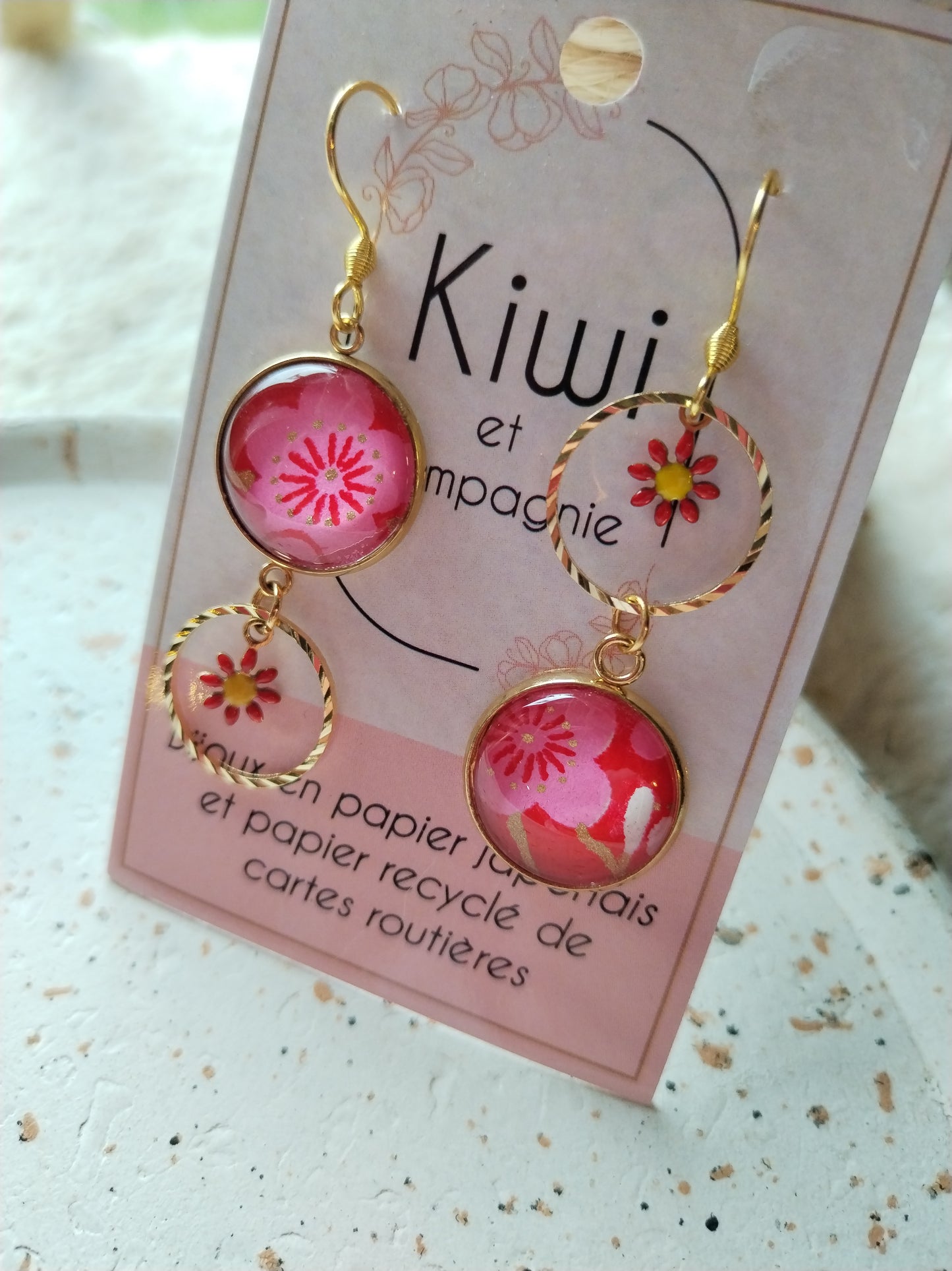 Boucles d'oreilles asymétriques – Élégance dorée & papier japonais rouge fleur