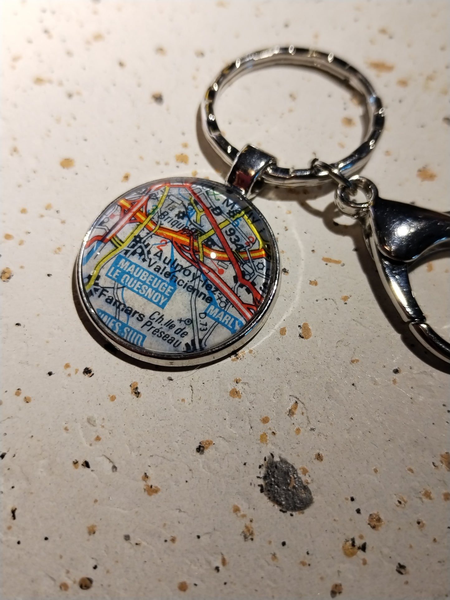 Porte-clefs cabochon 25mm - Recyclage carte routière - AULNOY LEZ VALENCIENNES