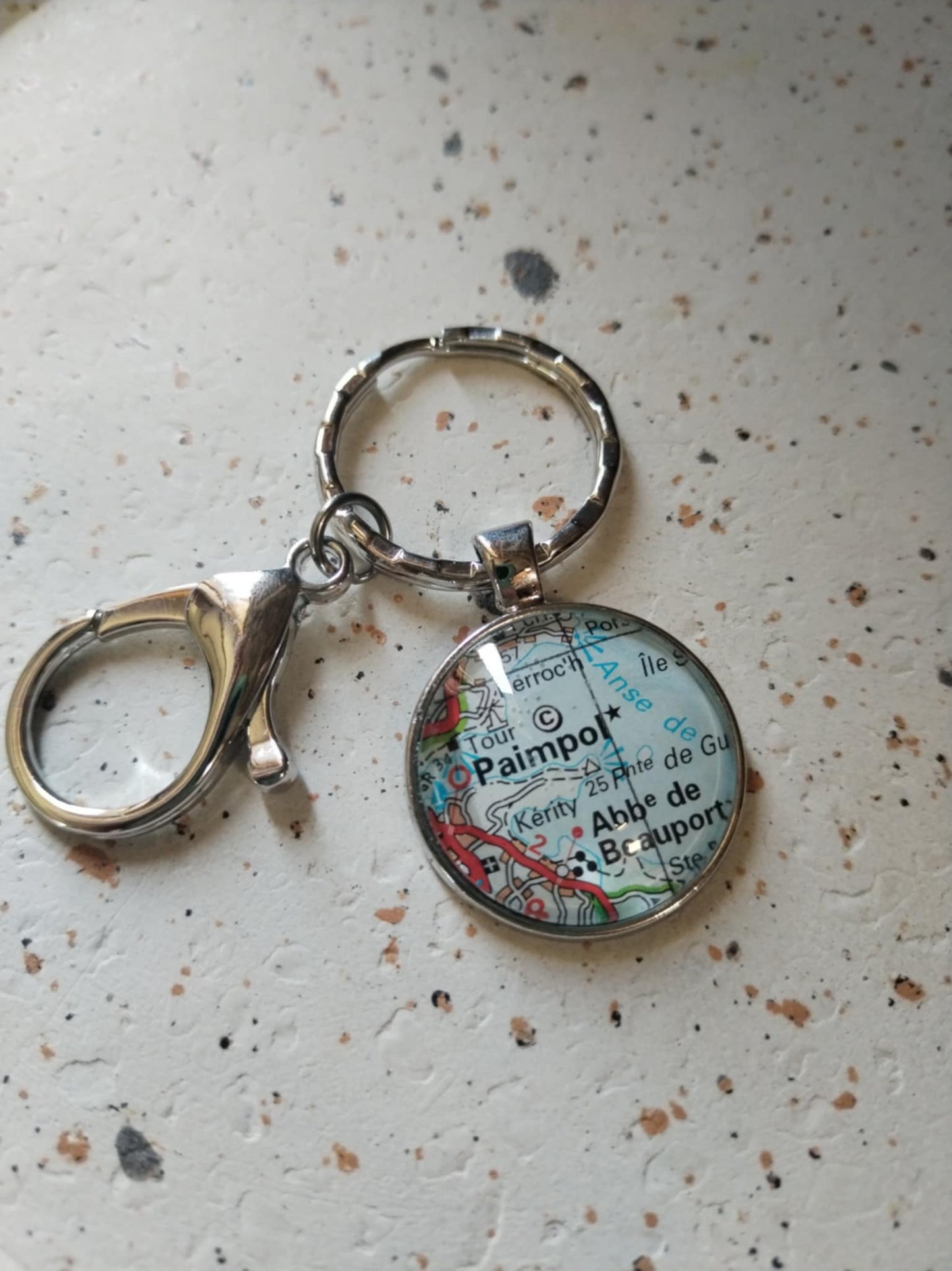 Porte-clé carte routière recyclée – PAIMPOL | Accessoire artisanal et unique