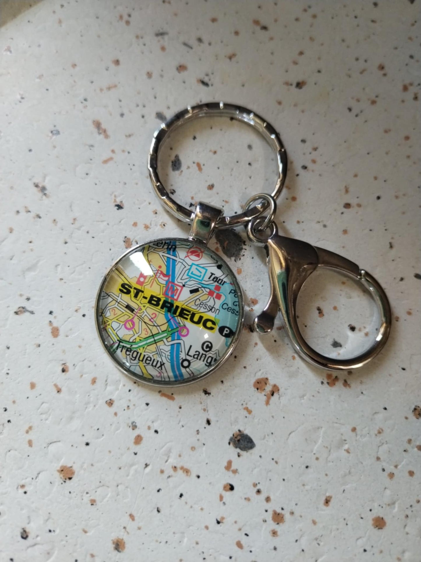 Porte-clé Saint-Brieuc – Carte routière recyclée | Souvenir de Bretagne