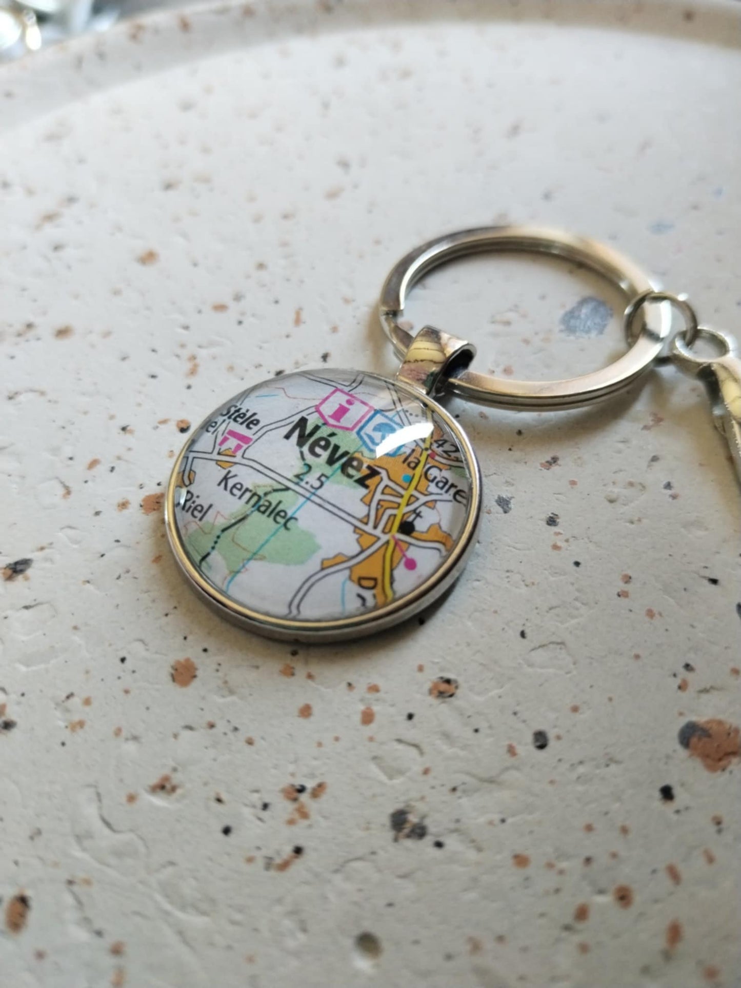 Porte-clé carte routière Névez – Création artisanale & éco-responsable