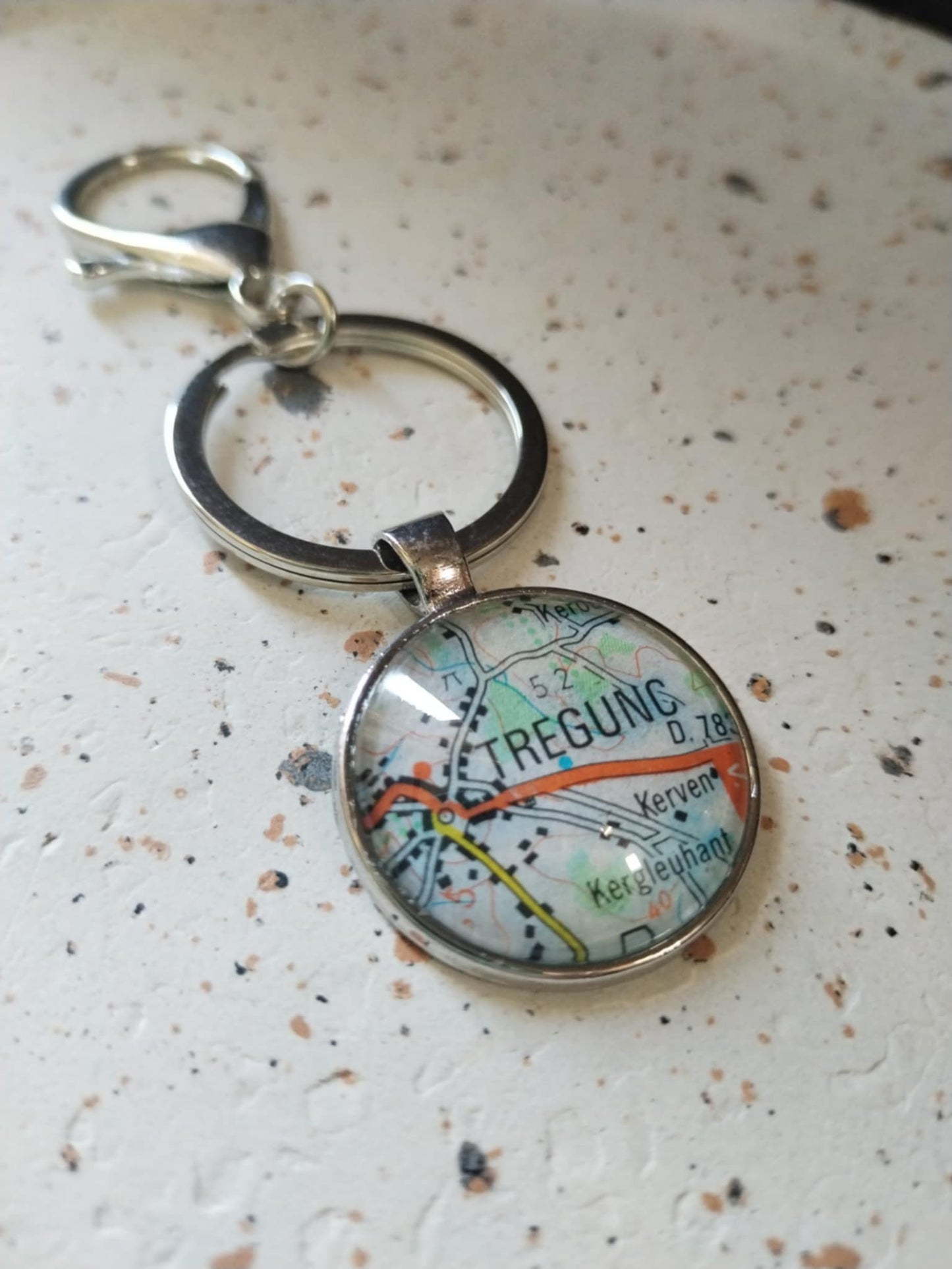 Porte-clé carte routière vintage Trégunc – Création artisanale & éco-responsable