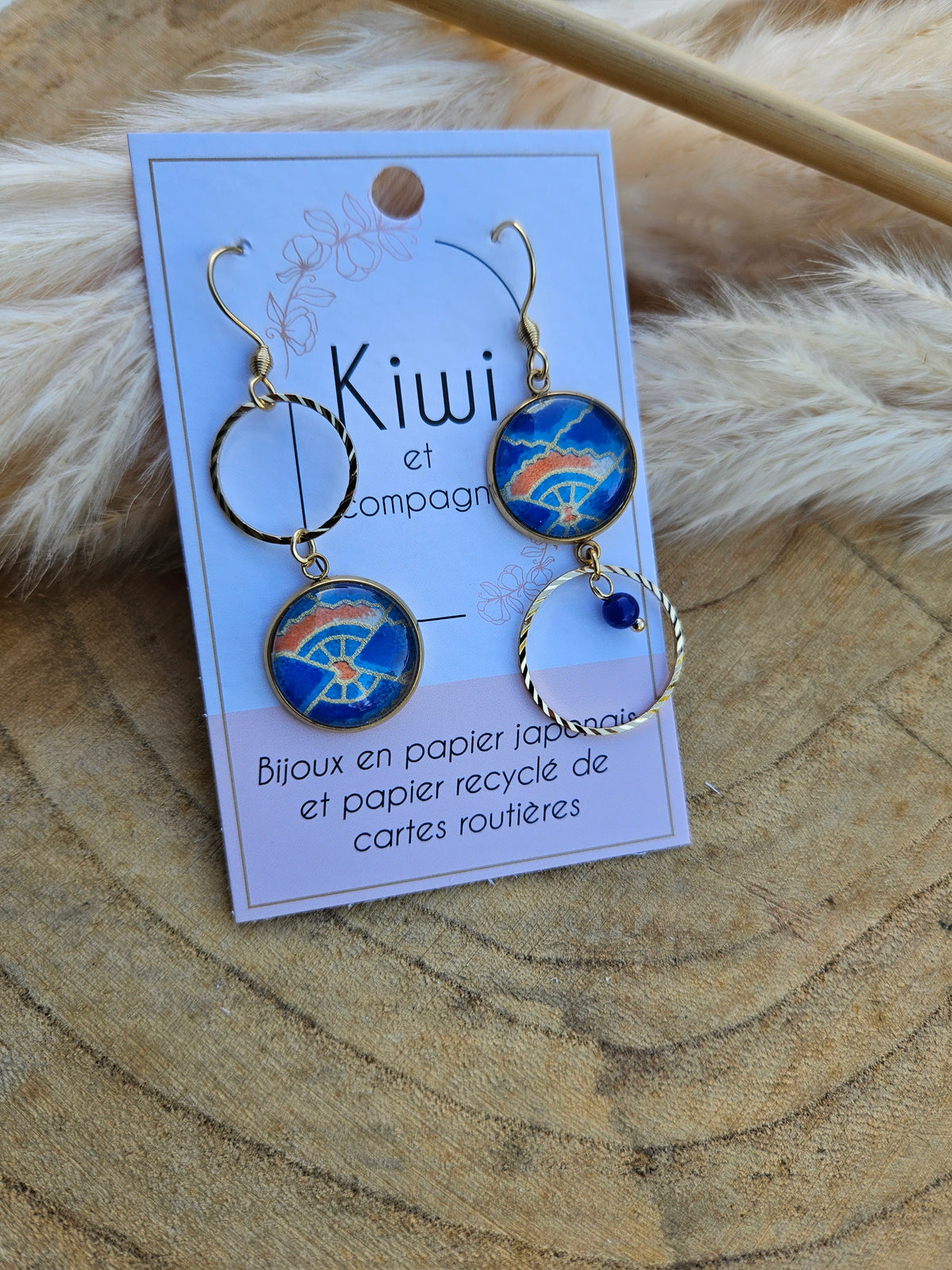 Boucles d'oreilles asymétriques doré – Cabochons 16mm-bleu graphique