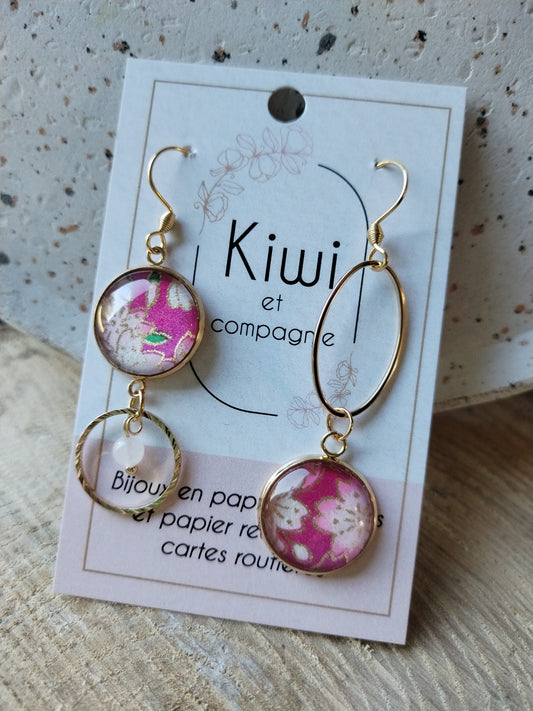 Boucles d'oreilles asymétriques en acier inoxydable doré – Cabochons 16mm & perles roses – Cadeau original