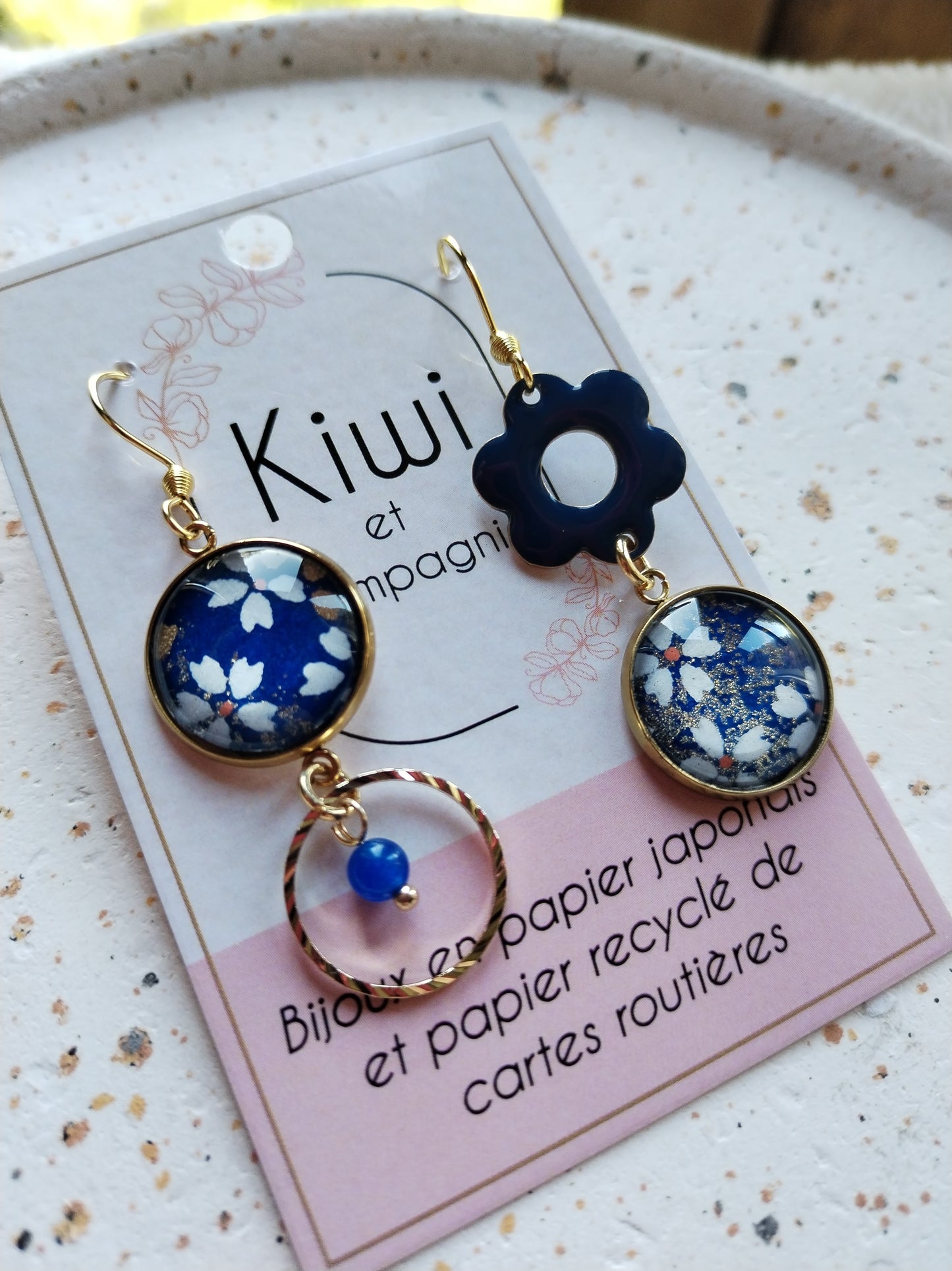 Boucles d’oreilles asymétriques – Élégance dorée & papier japonais vert