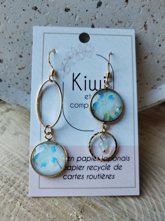 Boucles d'oreilles asymétriques - Cabochons 16mm - Acier inoxydable doré - Bleu pastel et fleur