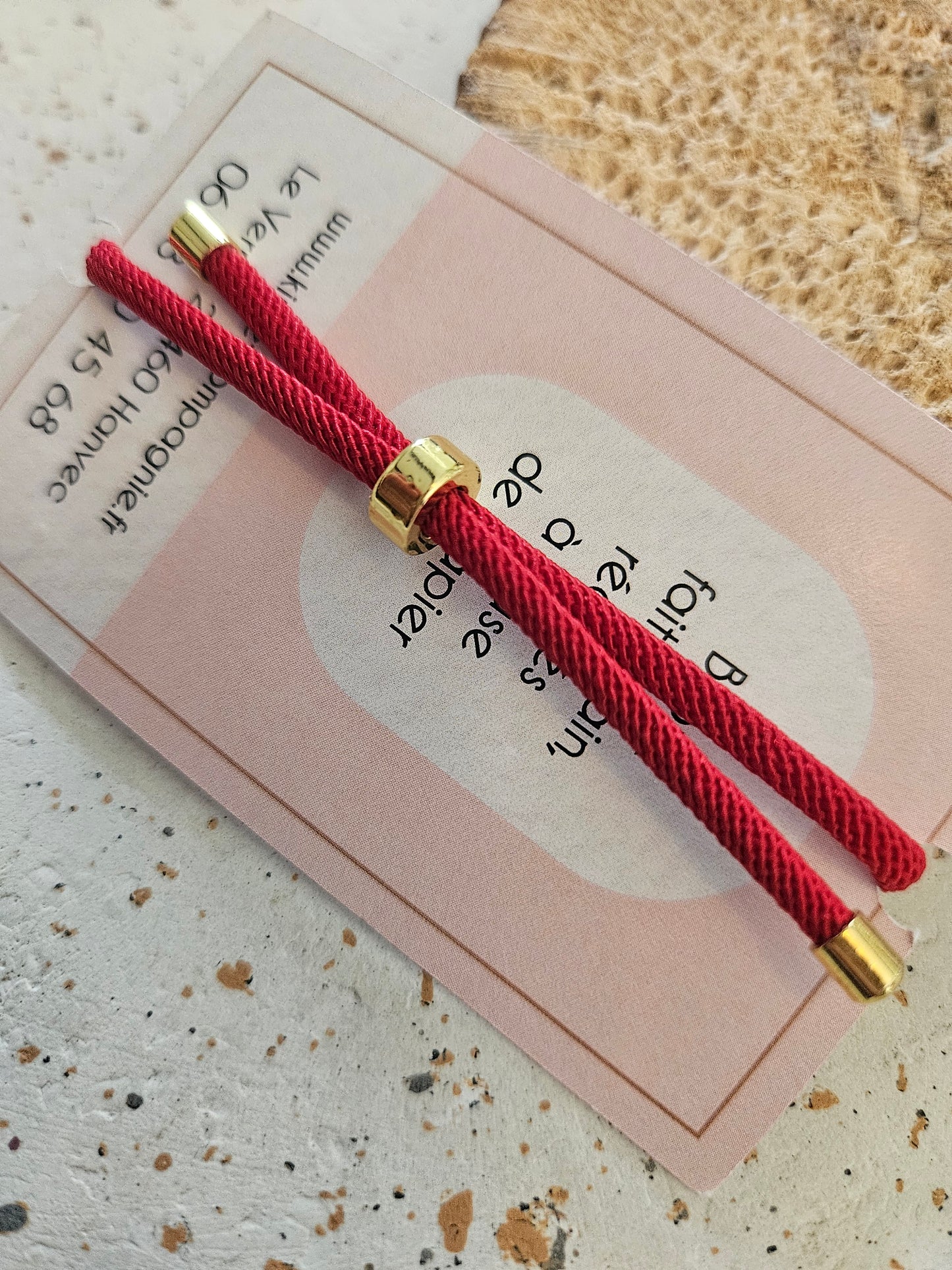 Bracelet réglable en coton rouge - cabochon rouge fleur blanche
