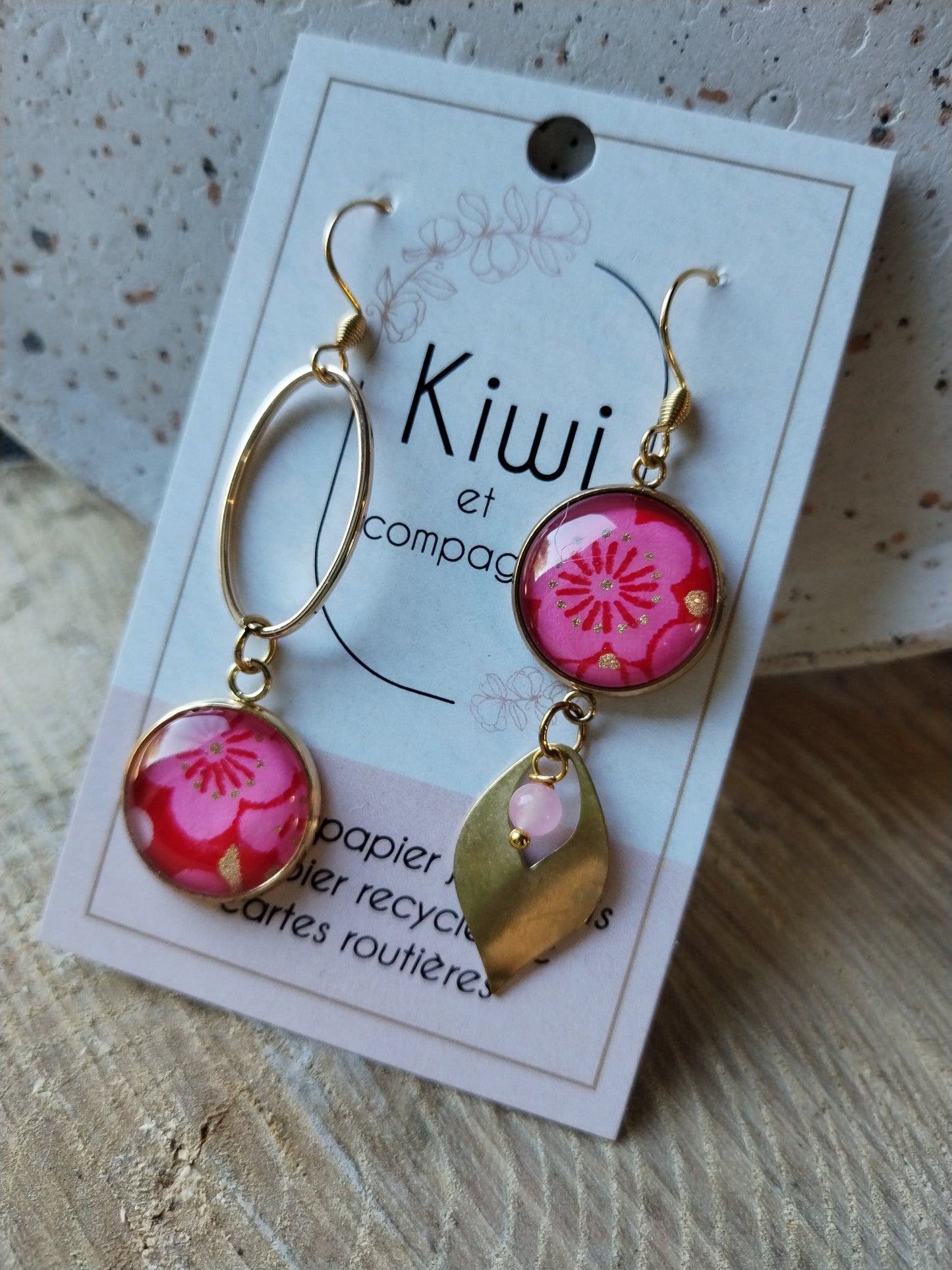 Boucles d'oreilles asymétriques - Cabochons 16mm - Acier inoxydable doré- rose et rouge fleur