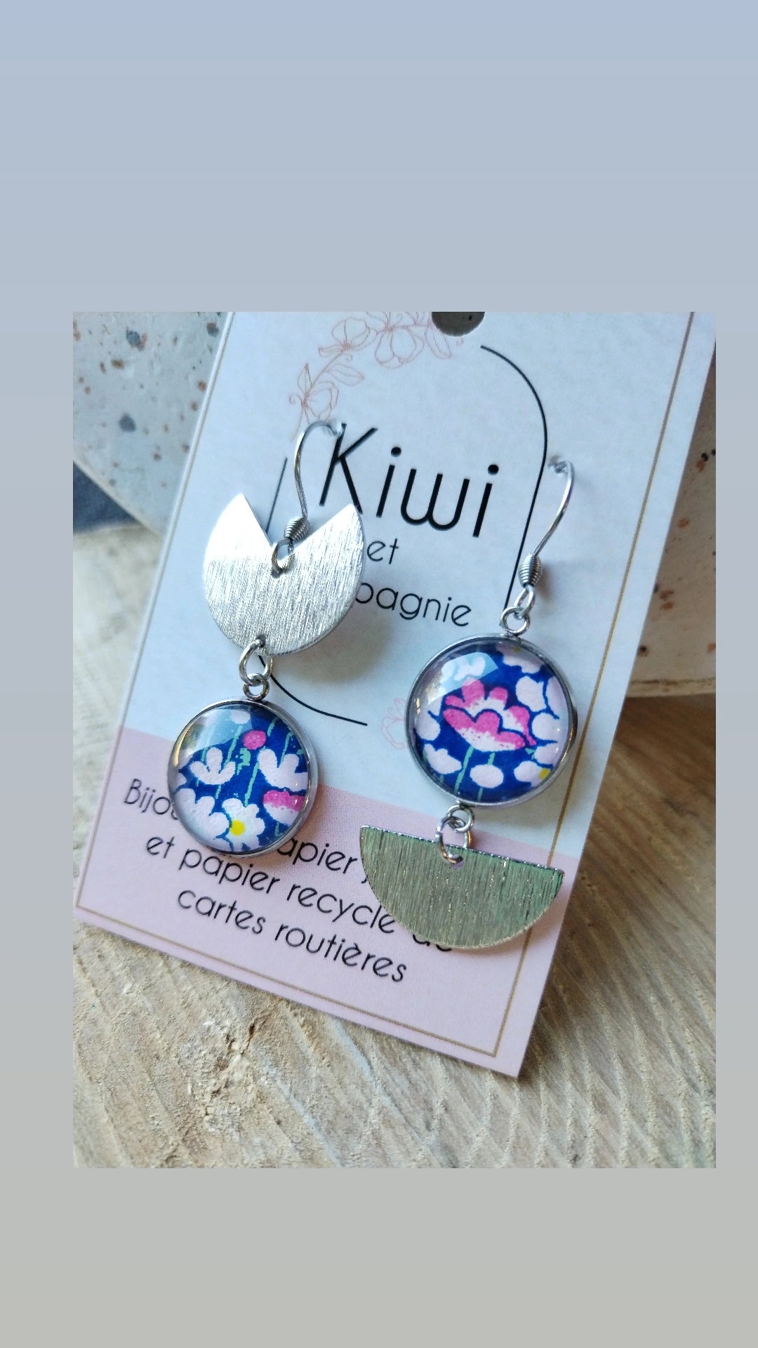Boucles d'oreilles asymétriques - Cabochons 16mm - Acier inoxydable - Papier japonais bleu-paquerette