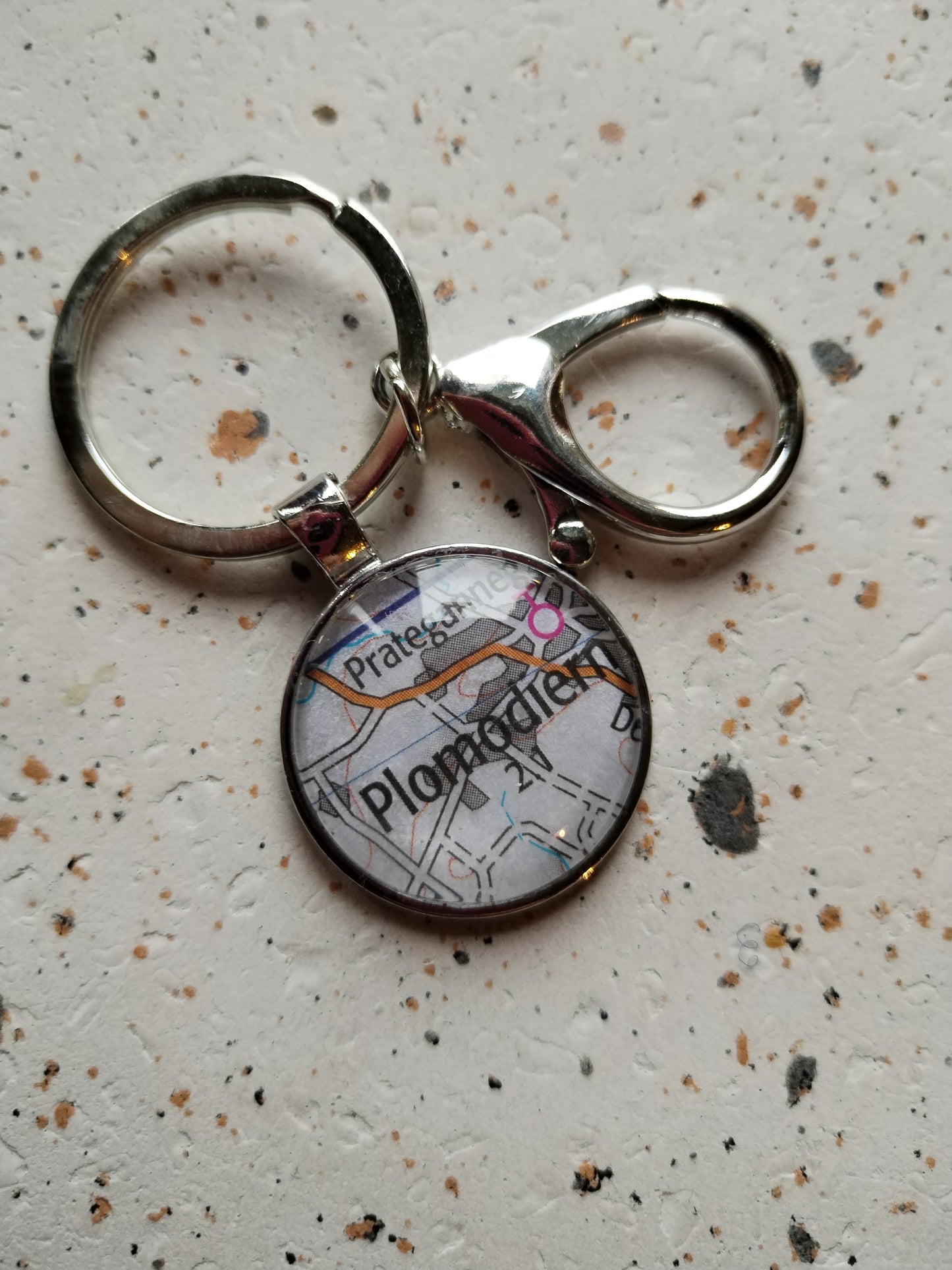 Porte clé recyclage carte routière - plomodiern (29) gris - Finistère