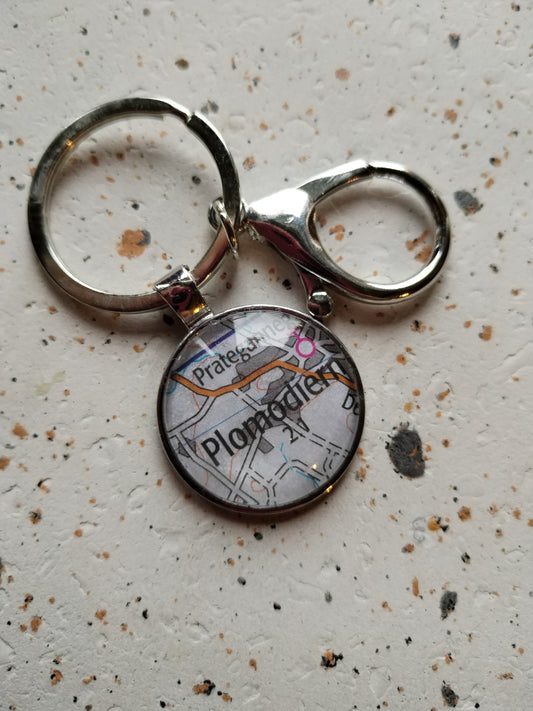 Porte clé recyclage carte routière - plomodiern (29) gris - Finistère