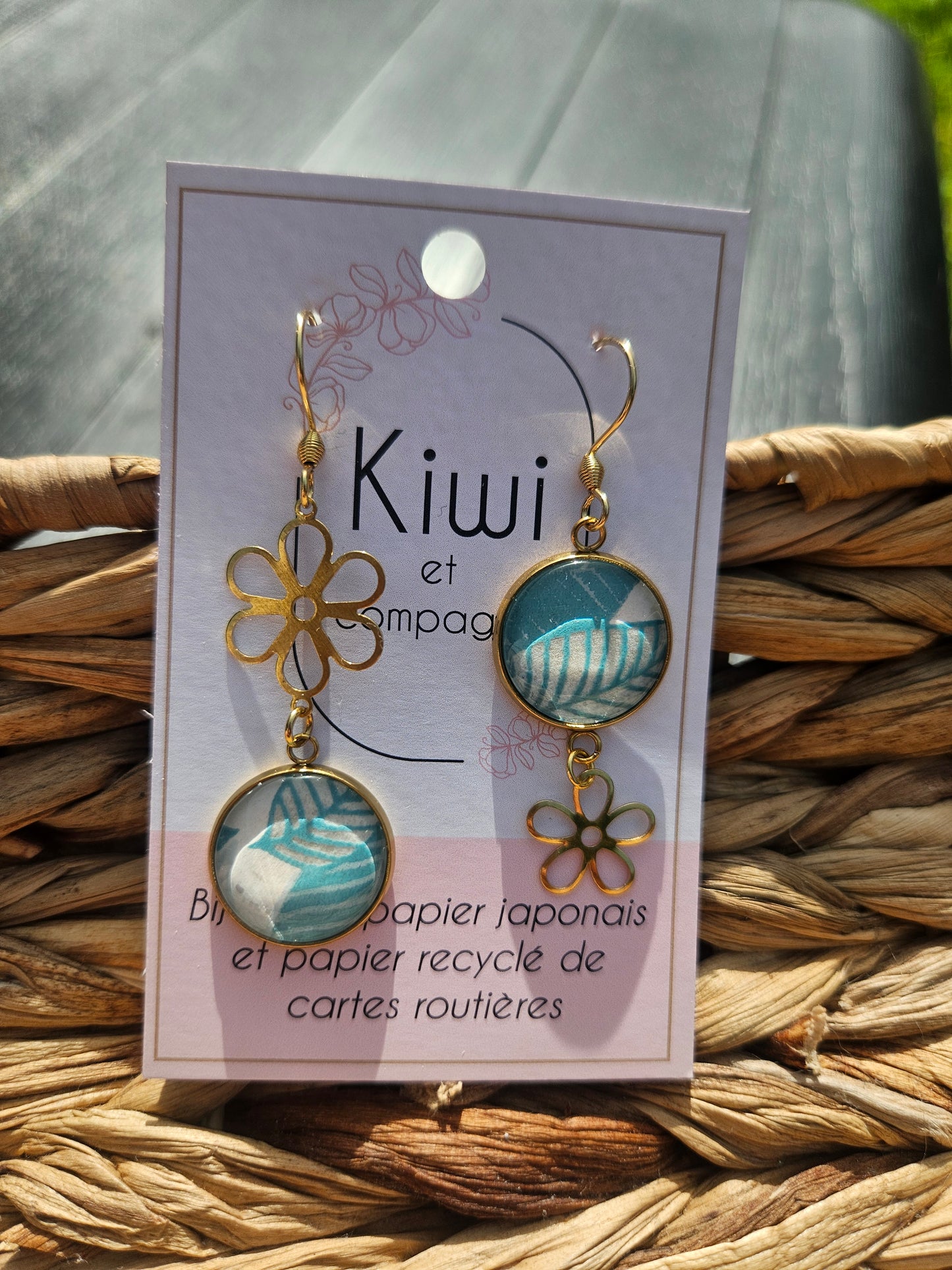 Boucles d'oreilles asymétriques fleur en acier doré – Cabochons 16mm-bleu et feuille
