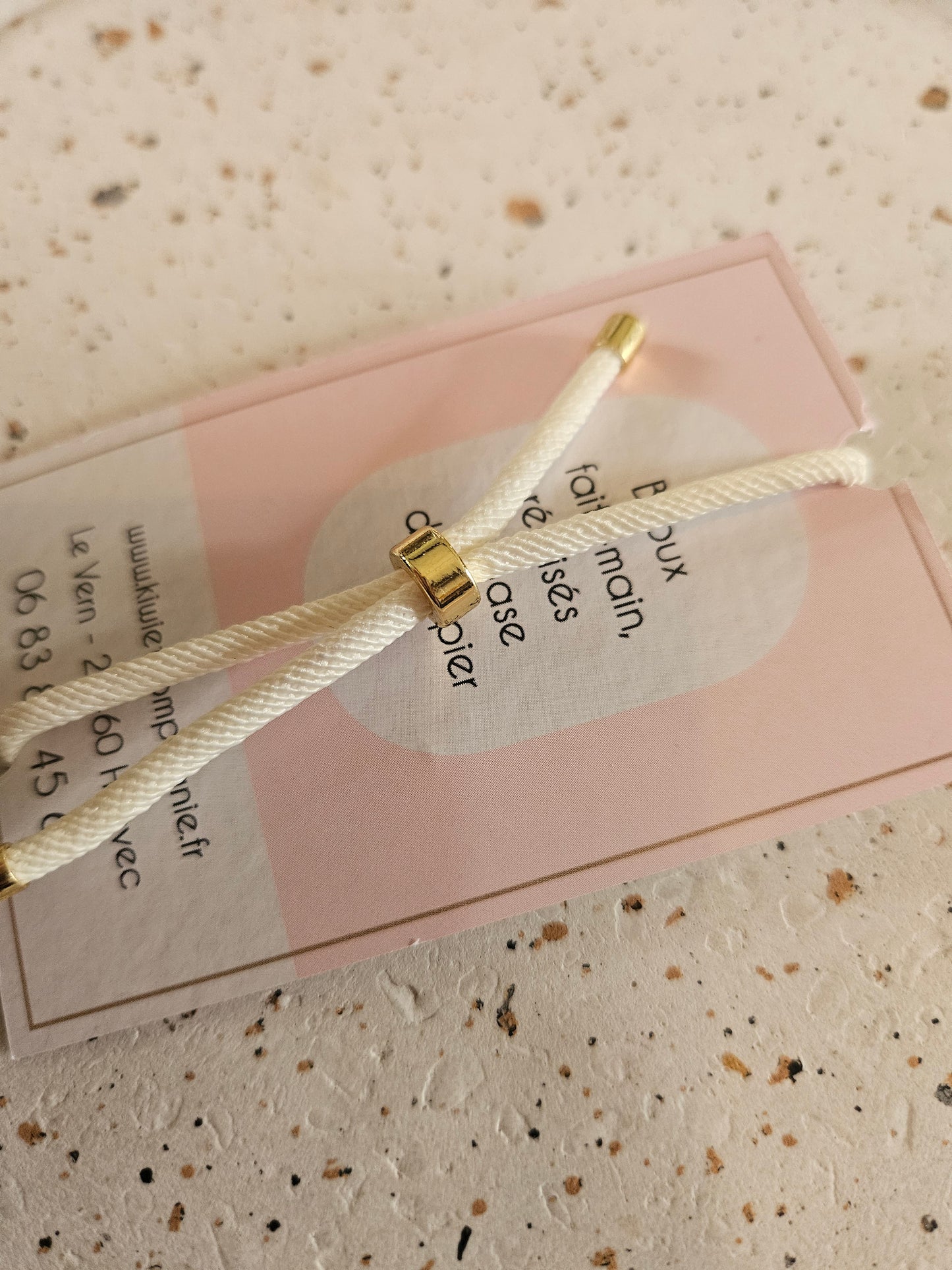 Bracelet réglable en coton blanc - cabochon feuillage dore et vert