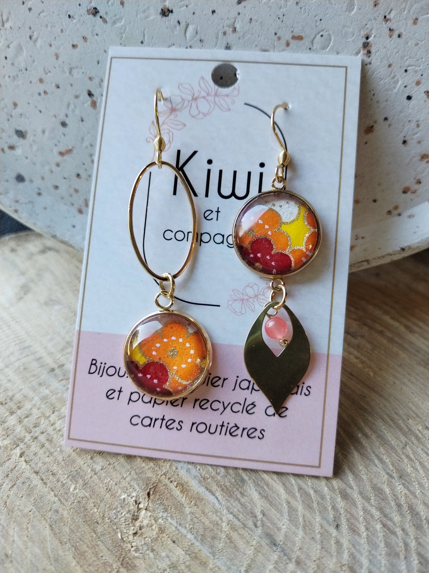 Boucles d'oreilles asymétriques - Cabochons 16mm - Acier inoxydable doré - papier orange-jaune-brun