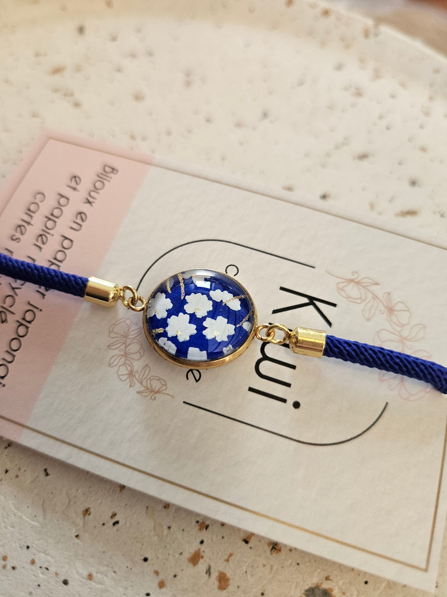 Bracelet réglable en coton bleu marine - cabochon bleu fleur blanche