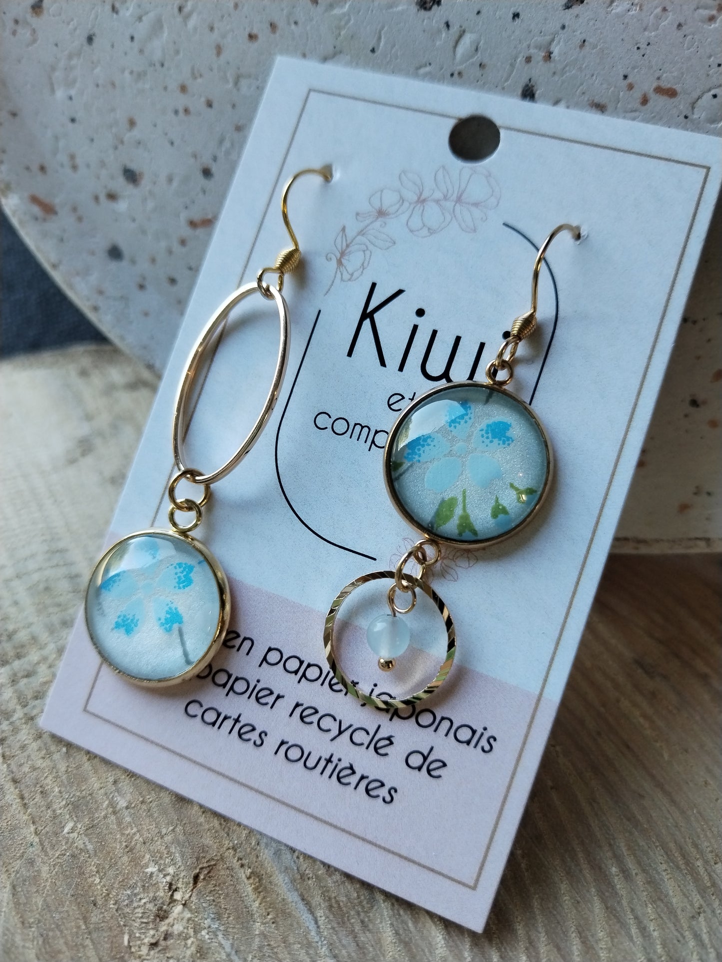 Boucles d'oreilles asymétriques - Cabochons 16mm - Acier inoxydable doré - Bleu pastel et fleur