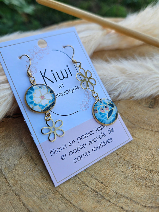 Boucles d'oreilles asymétriques fleur en acier doré – Cabochons 16mm- bleu ciel