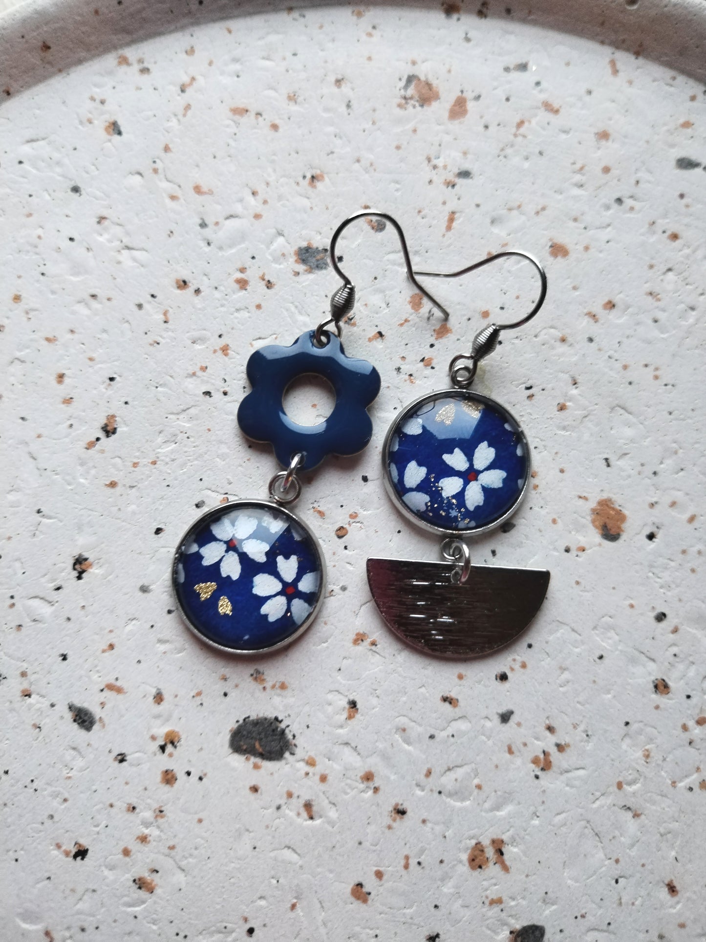 (Copie) Boucles d'oreilles asymétriques – Élégance dorée & papier japonais rouge