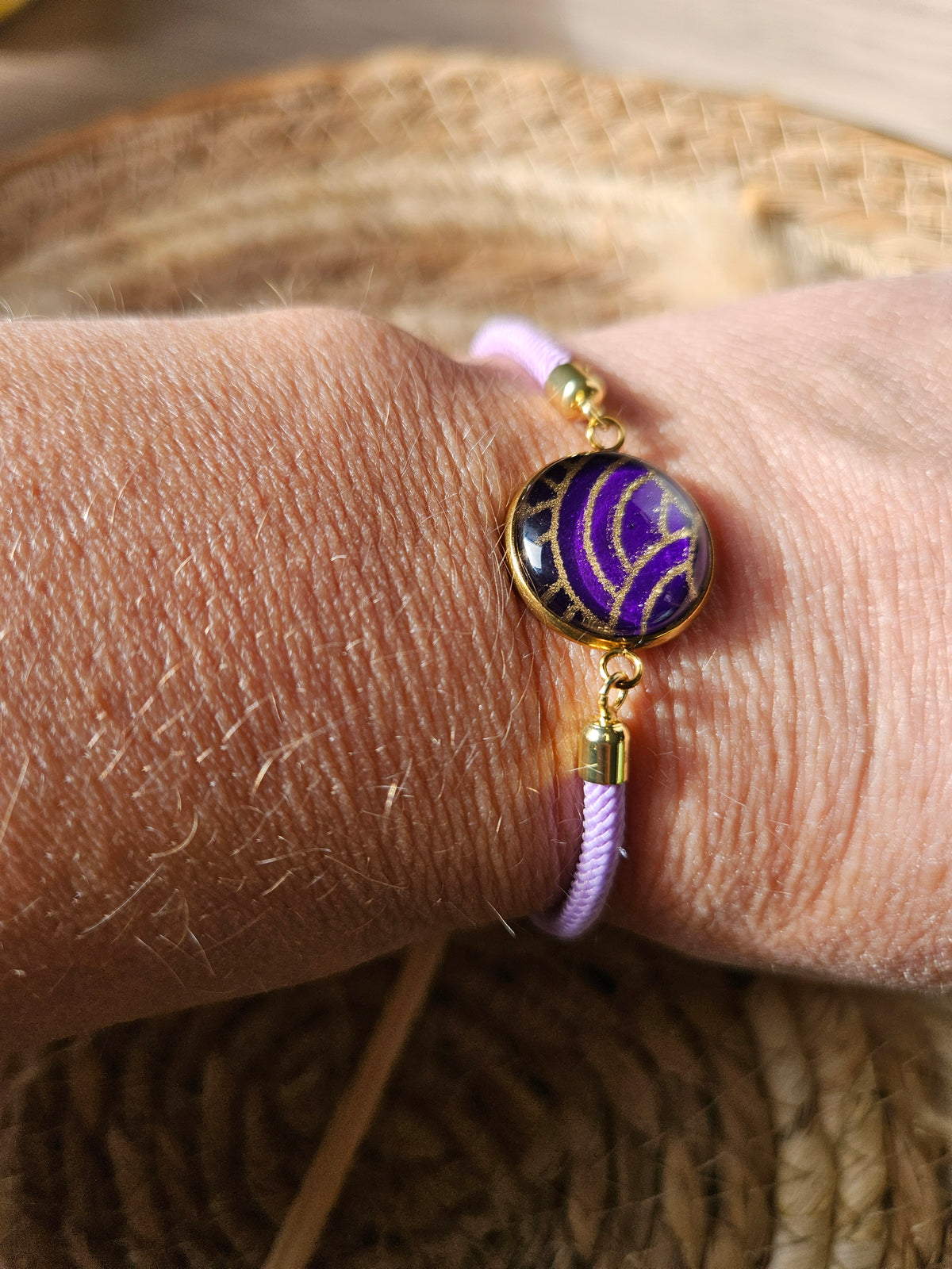 Bracelet réglable en coton mauve - cabochon violet et doré