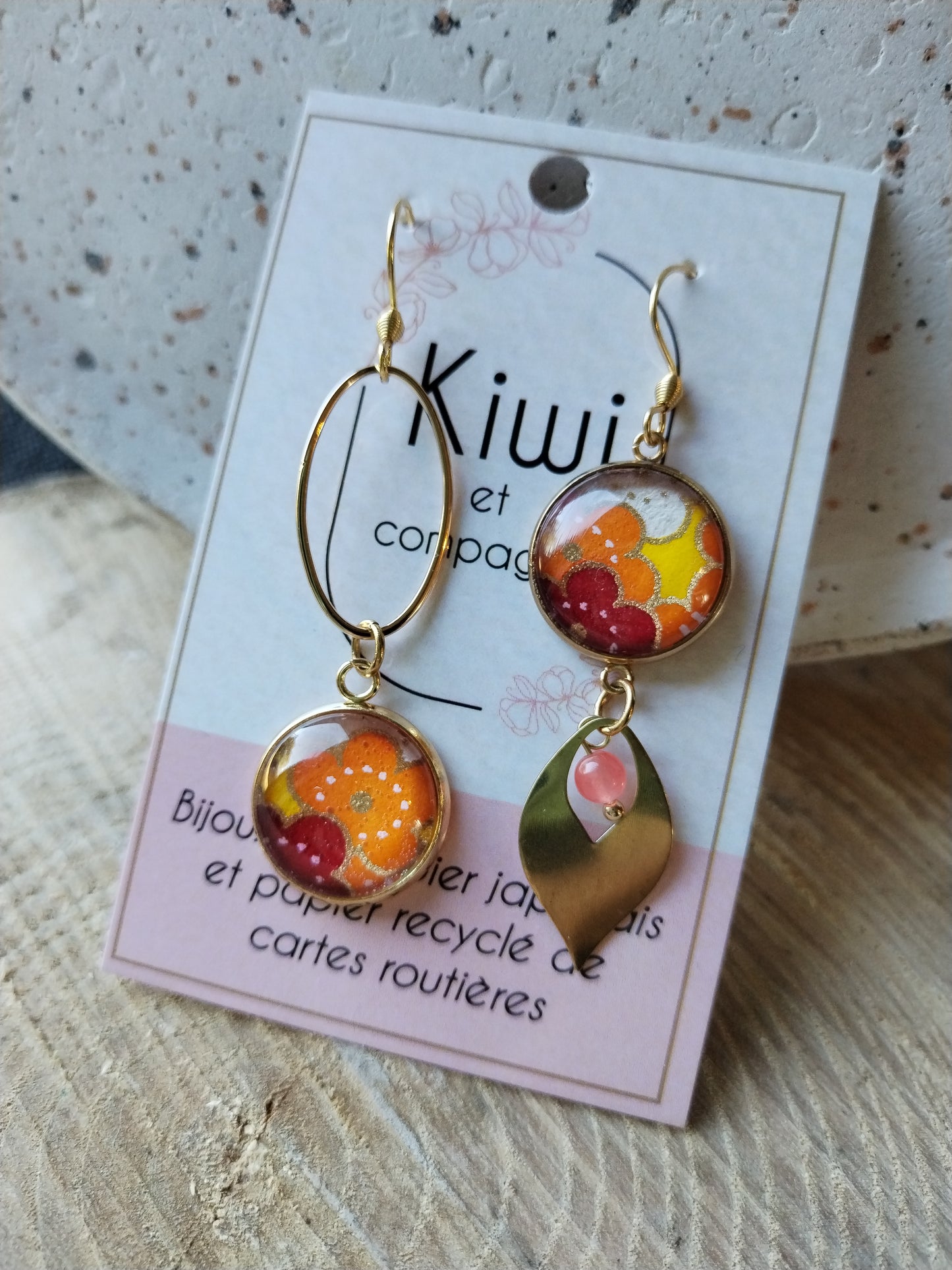 Boucles d'oreilles asymétriques - Cabochons 16mm - Acier inoxydable doré - papier orange-jaune-brun