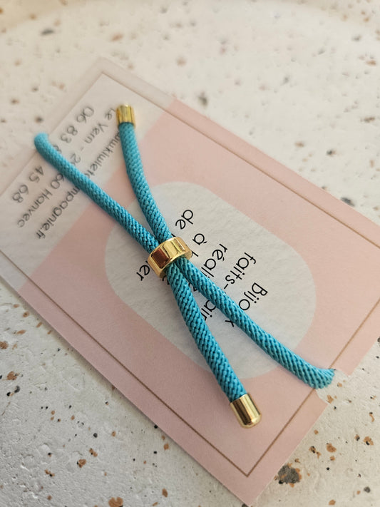 Bracelet réglable en coton bleu - cabochon bleu fleur blanche