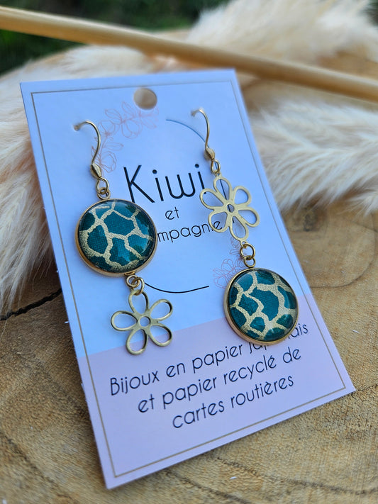 Boucles d'oreilles asymétriques fleur en acier doré – Cabochons 16mm-vert et doré kintsugi