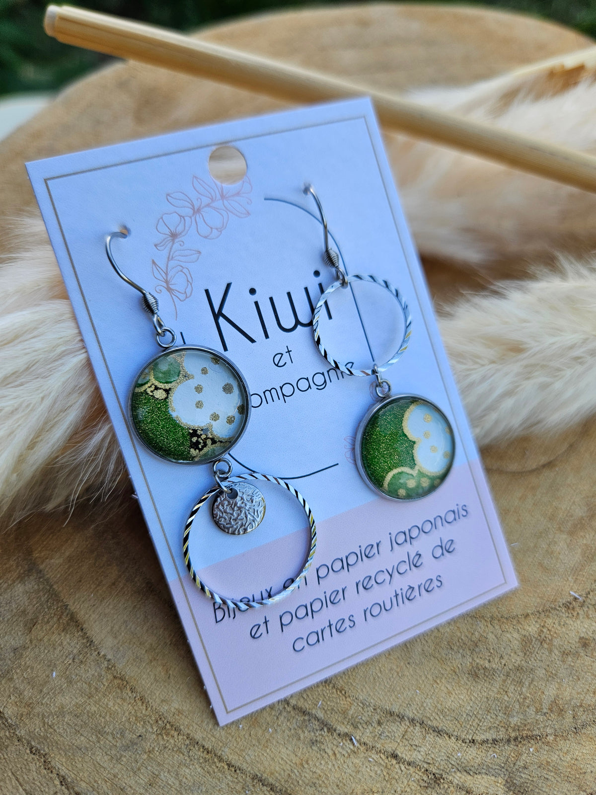 Boucles d'oreilles asymétriques en acier – Cabochons 16mm-vert fleur blanche