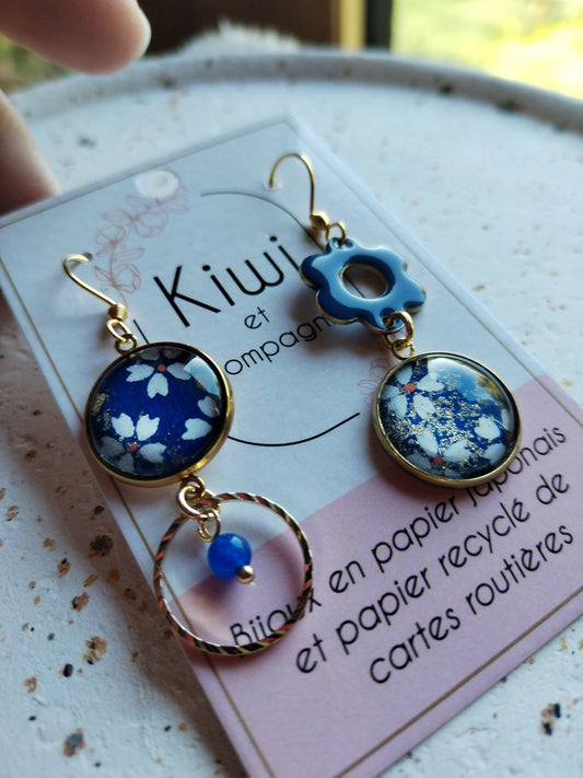 Boucles d'oreilles asymétriques – Élégance dorée & papier japonais bleu nuit