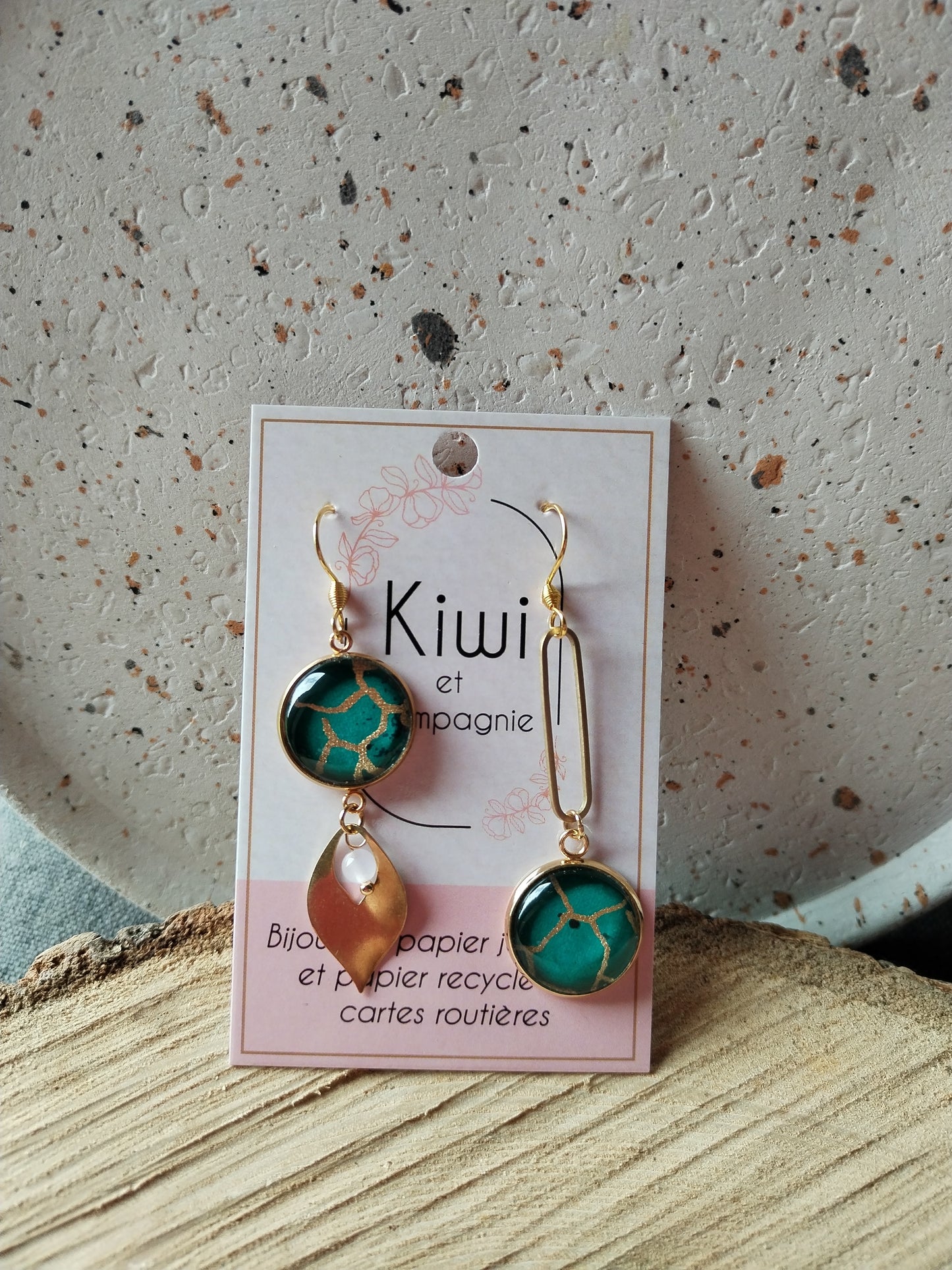 Boucles d’oreilles asymétriques – Élégance dorée & papier japonais vert