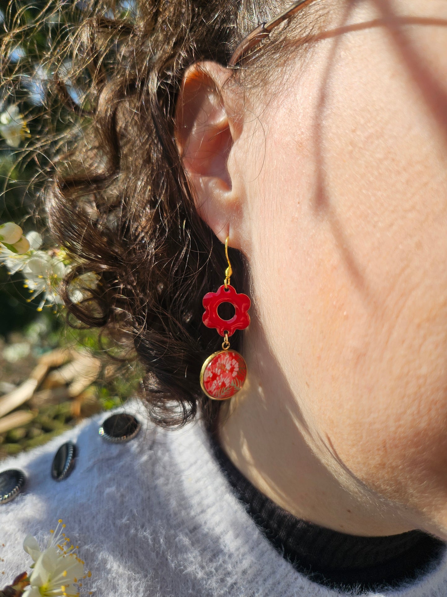 Boucles d'oreilles asymétriques en acier inoxydable– Cabochons 16mm–rouge hortensia
