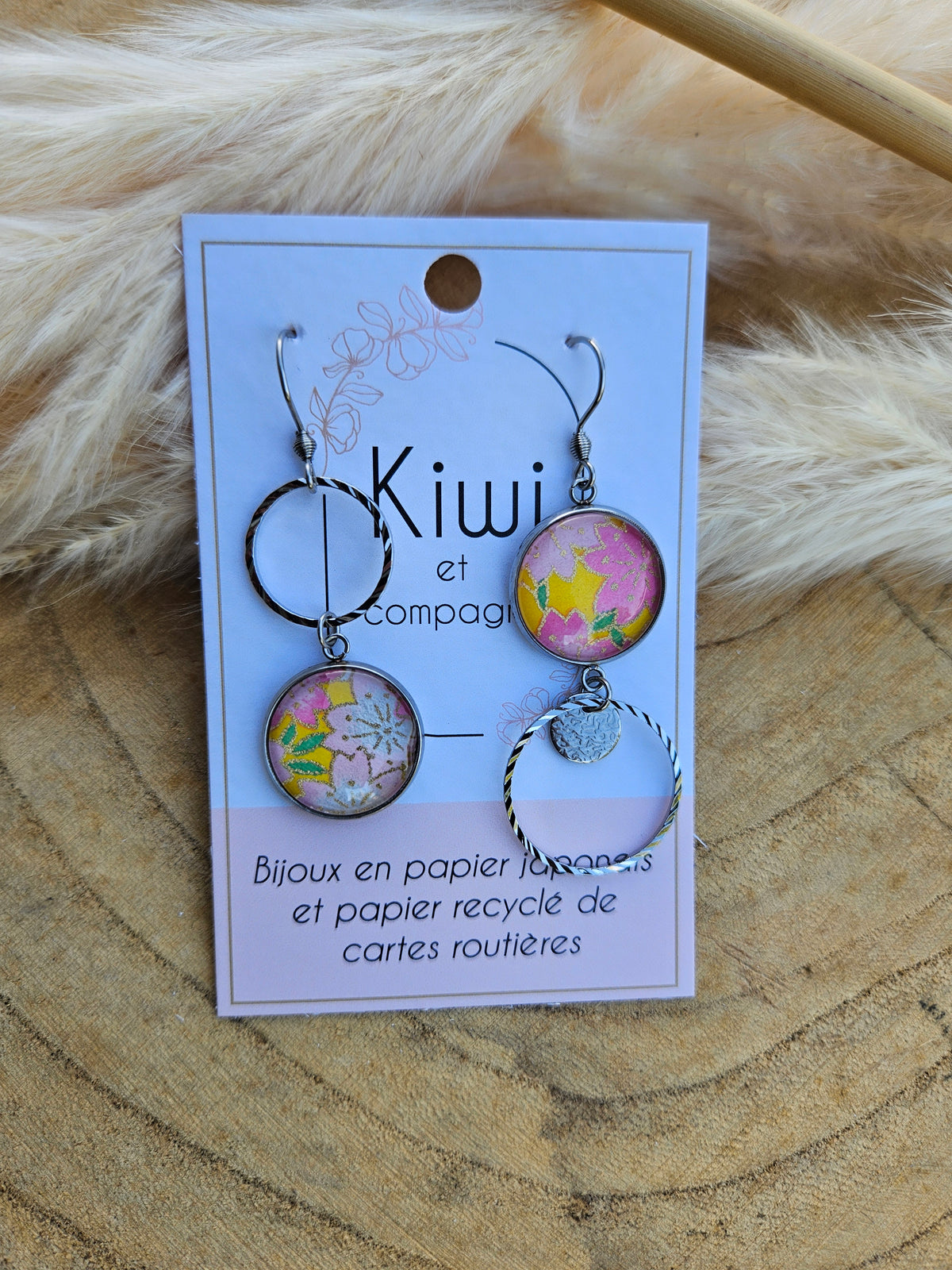 Boucles d'oreilles asymétriques en acier – Cabochons 16mm-jaune et fleur rose