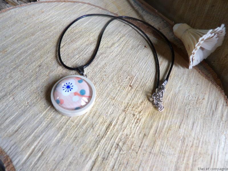 Collier cordon en silicone et pendentif bois clair - papier japonais rétro corail avec fleur blanches