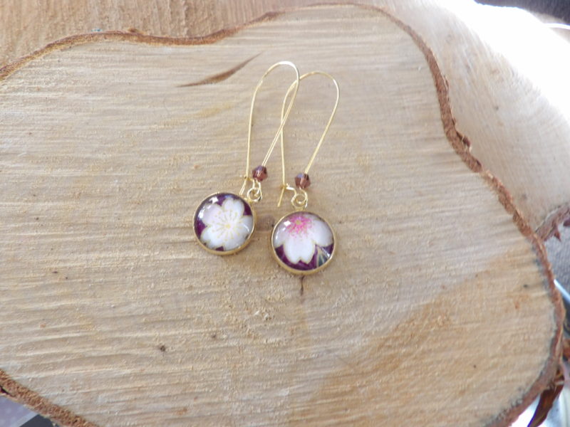 Boucles d'oreilles pendantes crochets fermés - Cabochon rond 16mm - acier inoxydable doré - fleurs blanches, fond bordeaux et perle mauve