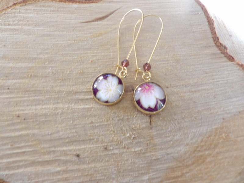 Boucles d'oreilles pendantes crochets fermés - Cabochon rond 16mm - acier inoxydable doré - fleurs blanches, fond bordeaux et perle mauve