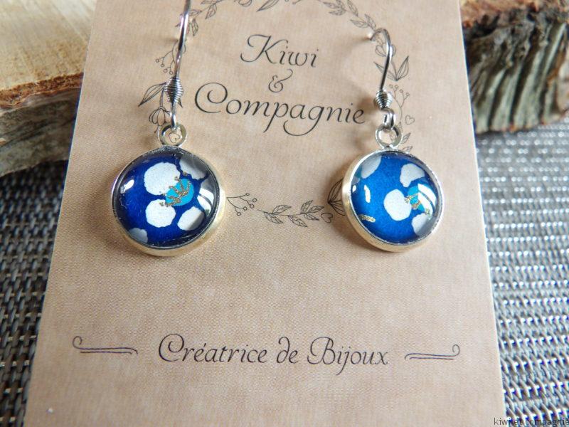 Boucles d'oreilles courtes - acier inoxydable - cabochons ronds 12mm - fleurs blanches, fond bleu