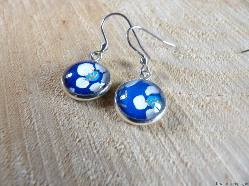 Boucles d'oreilles courtes - acier inoxydable - cabochons ronds 12mm - fleurs blanches, fond bleu