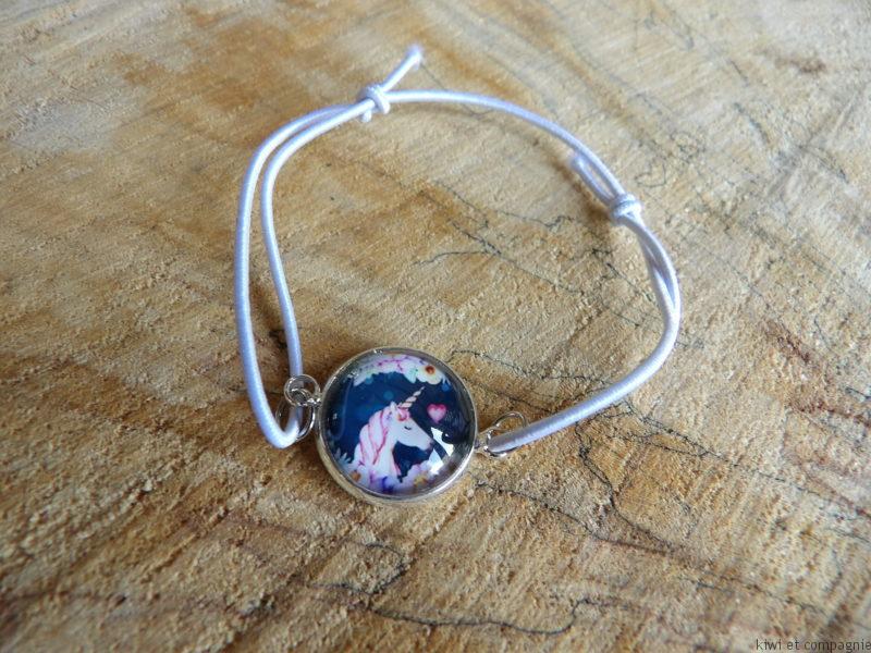 Bracelet élastique blanc avec cabochon licorne