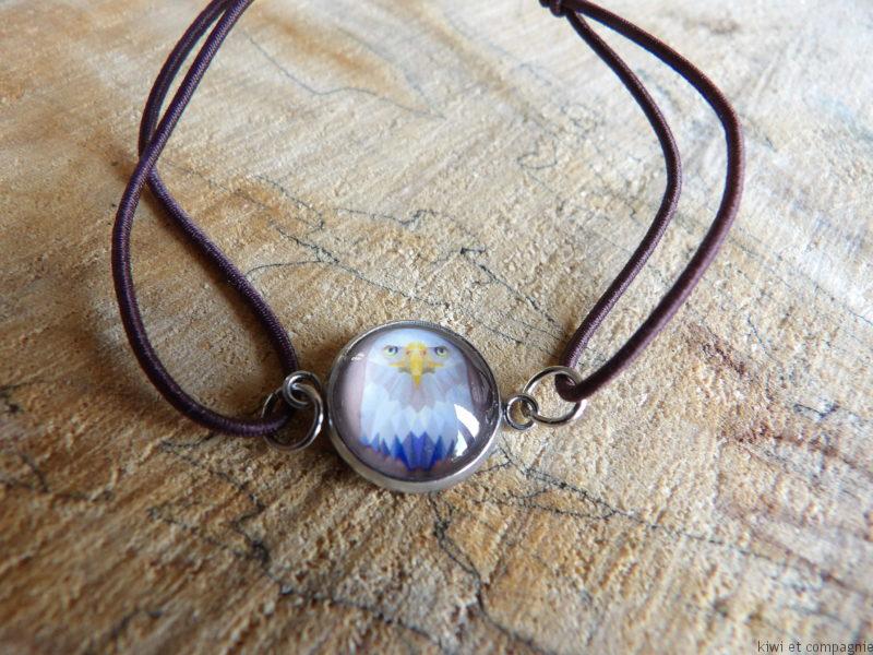 Bracelet élastique marron avec cabochon aigle