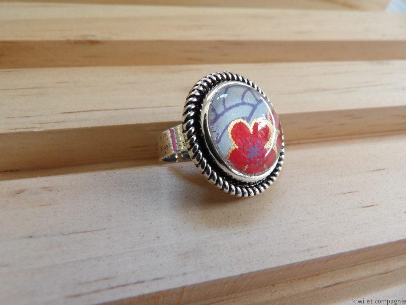 Bague cabochon rond de 16mm - cléo : papier japonais bleu fleur rouge