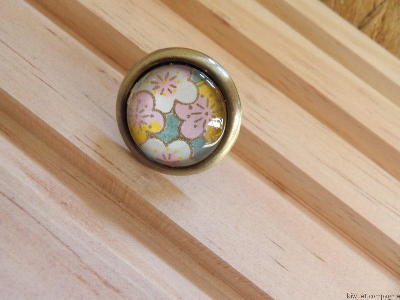 Bague ajustable ronde cabochon 20mm - Métal bronze - papier japonais bleu clair fleur blanche