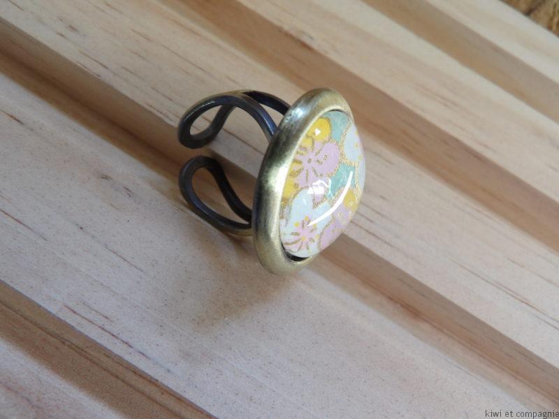 Bague ajustable ronde cabochon 20mm - Métal bronze - papier japonais bleu clair fleur blanche
