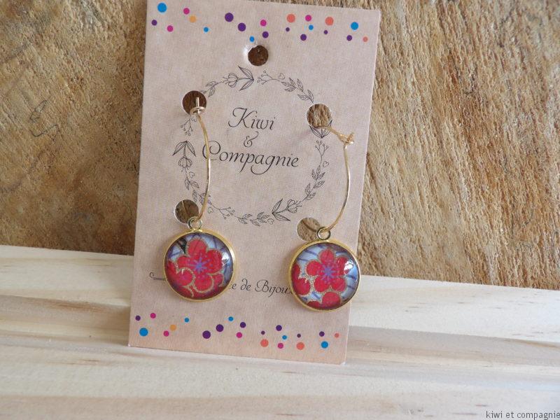 Boucles d'oreilles Créoles 25 mm - cabochons verre 16 mm - cléo : papier japonais bleu fleur rouge - acier inoxydable doré