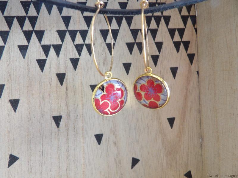 Boucles d'oreilles Créoles 25 mm - cabochons verre 16 mm - cléo : papier japonais bleu fleur rouge - acier inoxydable doré