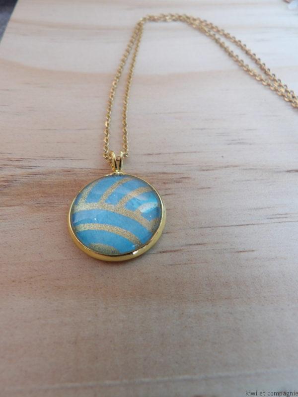 Collier court acier inoxydable doré , papier japonais bleu ciel et doré