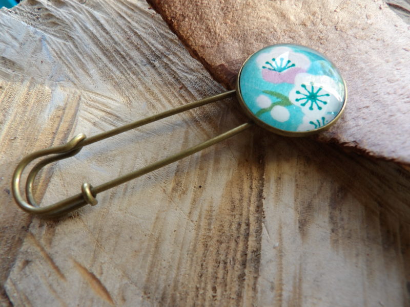broche bleu fleur blanche